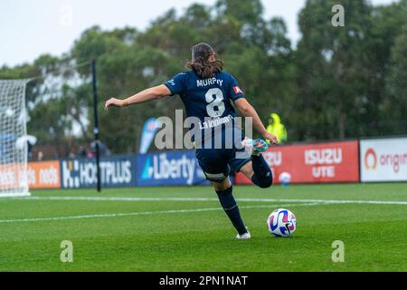 Cranbourne East, Australien. 15. April 2023 Die Mittelfeldspielerin Alana Murphy von Melbourne Victory kreuzt den Ball vom Flügel aus in die Box. Kredit: James Forrester/Alamy Live News Stockfoto