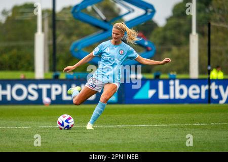 Cranbourne East, Australien. 15. April 2023 Die Verteidigerin von Melbourne City, Katie Bowen, lässt den Ball aus ihrer Verteidigungshälfte. Kredit: James Forrester/Alamy Live News Stockfoto