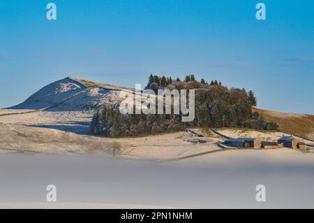 Hadrians Mauer von Steel Rigg an einem klaren, verschneiten Wintertag Stockfoto