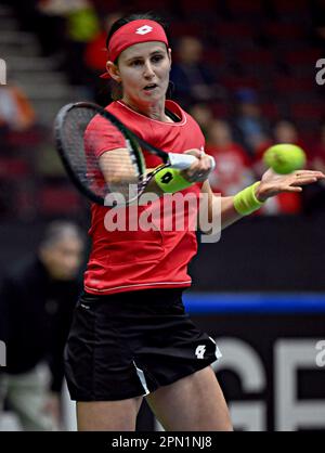 Vancouver, Kanada. 15. April 2023. Greet Minnen aus Belgien gibt den Ball am 15. April 2023 im Billie Jean King Cup zwischen Kanada und Belgien in Vancouver, Kanada, an Katherine Sebov zurück. Kredit: Andrew Soong/Xinhua/Alamy Live News Stockfoto