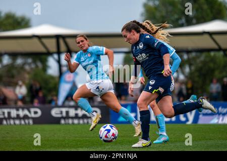 Cranbourne East, Australien. 15. April 2023 Catherine Zimmerman von Melbourne Victory spielt den Ball in einem Angriffsspiel. Kredit: James Forrester/Alamy Live News Stockfoto