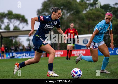 Cranbourne East, Australien. 15. April 2023 Jessika Nash von Melbourne Victory führt den Ball den Flügel hinauf. Kredit: James Forrester/Alamy Live News Stockfoto