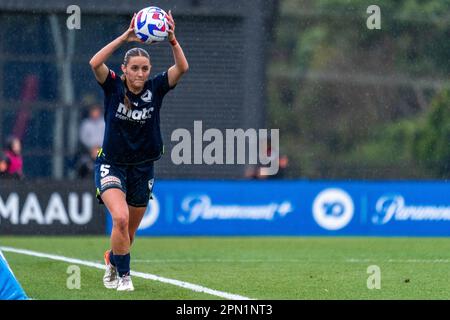 Cranbourne East, Australien. 15. April 2023 Jessika Nash von Melbourne Victory wirft den Ball vom Spielfeldrand. Kredit: James Forrester/Alamy Live News Stockfoto