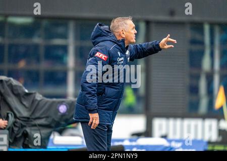 Cranbourne East, Australien. 15. April 2023. Der Melbourne Victory Coach Jeffrey Hopkins gibt seinem Team Anweisungen während des Eliminationsfinales gegen Melbourne City in Casey Fields. Kredit: James Forrester/Alamy Live News Stockfoto