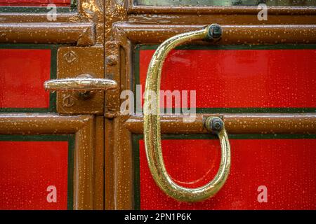 Die Griffe des Eisenbahnwagens schließen sich Stockfoto