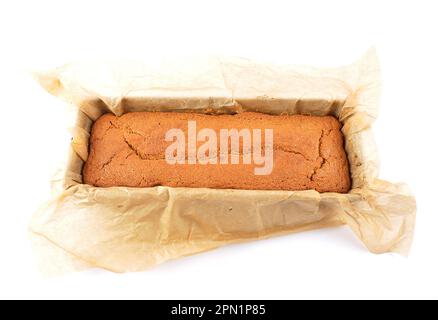 Frisch gebackener Sandkuchen in Backpapier und Kuchenform Stockfoto