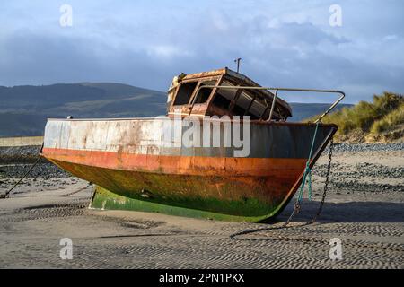Altes Fischerboot an einem Sandstrand Stockfoto