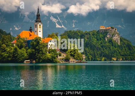 Beliebtes Reiseziel und Bootstouren auf dem Bleder See. Majestätische alte Kirche auf der Insel und Burg auf der Klippe, Bled, Slowenien, Europa Stockfoto