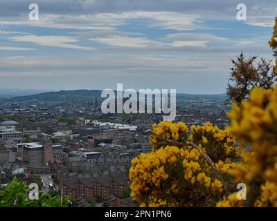 Von der Spitze des Arthurs Seat, dem berühmten Hügel in der Nähe der Stadt, haben Sie einen Blick über Edinburgh, die Hauptstadt Schottlands. Stockfoto