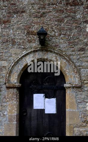 Die Nordtür, St. Nicholas Church, Tackley, Oxfordshire, England, Großbritannien Stockfoto