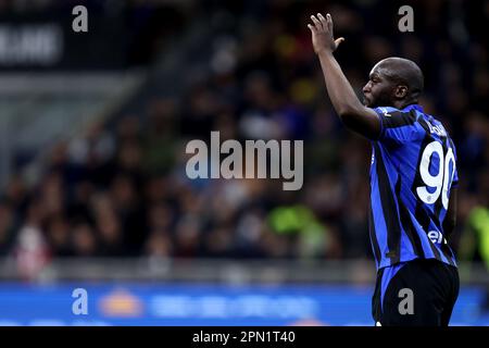 Mailand, Italien. 15. April 2023. Romelu Lukaku vom FC Internazionale Gesten während des Fußballspiels der Serie A vor dem FC Internazionale und AC Monza im Stadio Giuseppe Meazza am 15. April 2023 in Mailand, Italien. Kredit: Marco Canoniero/Alamy Live News Stockfoto