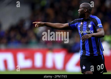 Mailand, Italien. 15. April 2023. Romelu Lukaku vom FC Internazionale Gesten während des Fußballspiels der Serie A vor dem FC Internazionale und AC Monza im Stadio Giuseppe Meazza am 15. April 2023 in Mailand, Italien. Kredit: Marco Canoniero/Alamy Live News Stockfoto