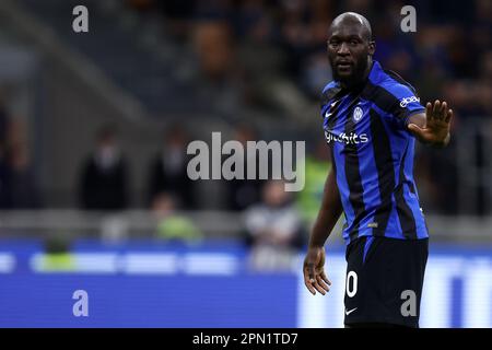 Mailand, Italien. 15. April 2023. Romelu Lukaku vom FC Internazionale Gesten während des Fußballspiels der Serie A vor dem FC Internazionale und AC Monza im Stadio Giuseppe Meazza am 15. April 2023 in Mailand, Italien. Kredit: Marco Canoniero/Alamy Live News Stockfoto