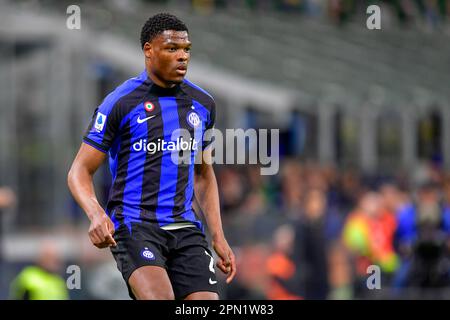 Mailand, Italien. 15. April 2023. Denzel Dumfries (2) von Inter in der Serie Ein Spiel zwischen Inter und Monza bei Giuseppe Meazza in Mailand gesehen. (Foto: Gonzales Photo/Alamy Live News Stockfoto