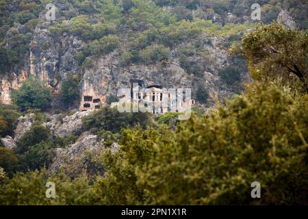 Lykische Gräber. Die antike griechische Stadt Pinara, Türkei. Archäologische Überreste der lykischen Felsgräber, alte Nekropole. Alte griechische Beerdigungen Stockfoto