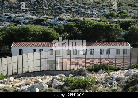 Lampedusa, Sizilien, Italien, 15. November am 2022, Migranten in das Einwanderungszentrum Hotspot der Insel Lampedusa am 2022. Stockfoto