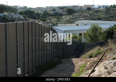 Lampedusa, Sizilien, Italien, 15. November am 2022, Migranten in das Einwanderungszentrum Hotspot der Insel Lampedusa am 2022. Stockfoto