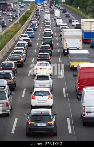 Stau im Berufsverkehr auf der Autobahn Stockfoto