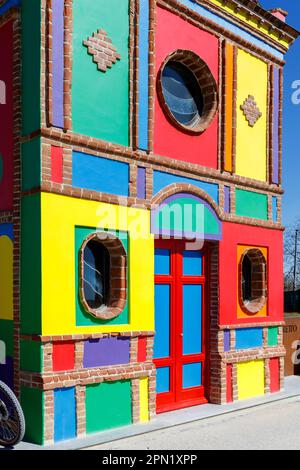 La Morra, Piemont, Italien – 25. März 2023: Die Kapelle von Barolo wurde 1914 erbaut. Sie wurde nie geweiht, sondern von Landwirten zur Lagerung von landwirtschaftlichen Geräten verwendet. Stockfoto