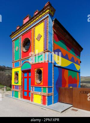 La Morra, Piemont, Italien – 25. März 2023: Die Kapelle von Barolo wurde 1914 erbaut. Sie wurde nie geweiht, sondern von Landwirten zur Lagerung von landwirtschaftlichen Geräten verwendet. Stockfoto
