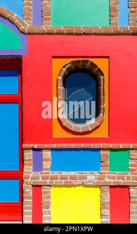 La Morra, Piemont, Italien – 25. März 2023: Die Kapelle von Barolo wurde 1914 erbaut. Sie wurde nie geweiht, sondern von Landwirten zur Lagerung von landwirtschaftlichen Geräten verwendet. Stockfoto