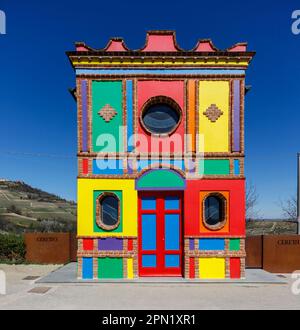 La Morra, Piemont, Italien – 25. März 2023: Die Kapelle von Barolo wurde 1914 erbaut. Sie wurde nie geweiht, sondern von Landwirten zur Lagerung von landwirtschaftlichen Geräten verwendet. Stockfoto