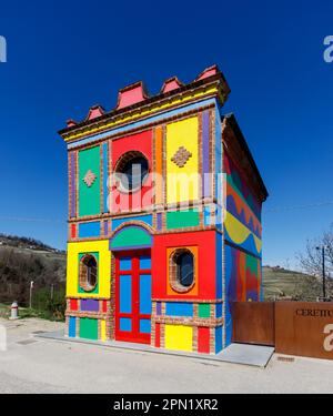 La Morra, Piemont, Italien – 25. März 2023: Die Kapelle von Barolo wurde 1914 erbaut. Sie wurde nie geweiht, sondern von Landwirten zur Lagerung von landwirtschaftlichen Geräten verwendet. Stockfoto