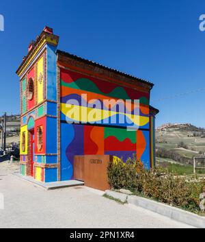 La Morra, Piemont, Italien – 25. März 2023: Die Kapelle von Barolo wurde 1914 erbaut. Sie wurde nie geweiht, sondern von Landwirten zur Lagerung von landwirtschaftlichen Geräten verwendet. Stockfoto