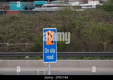 Slough, Berkshire, Großbritannien. 16. April 2023. Ein SOS-Schild auf dem M4 Smart Motorway in Slough, Berkshire. Aufgrund von Sicherheitsbedenken und Kosten hat Premierminister Rishi Sunak angekündigt, dass die Einführung neuer intelligenter Autobahnen gestoppt wird. Dies ist eine willkommene Entscheidung für die vielen Familien, die ihre Angehörigen verloren haben, die auf intelligenten Autobahnen getötet wurden. Rund 14 geplante Pläne, davon 11 bereits in der Pause und drei in der Bauphase, sollen verschrottet werden. Kredit: Maureen McLean/Alamy Live News Stockfoto