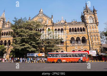 Bus, vor dem CSMT-Terminal, Fort, Mumbai, Indien Stockfoto