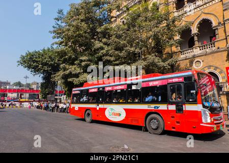 Bus, vor dem CSMT-Terminal, Fort, Mumbai, Indien Stockfoto