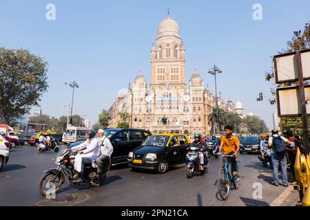 Verkehr vor Brihanmumbai Municipal Corporation, CSMT Terminus Area, Mumbai, Indien Stockfoto