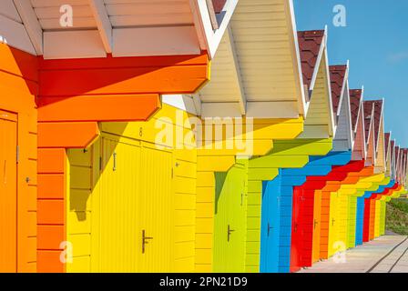 Farbenfrohe Strandhütten am Scarborough North Beach in North Yorkshire, England Stockfoto