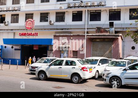 Taxis, vor der Churchgate Station, Mumbai, Indien Stockfoto