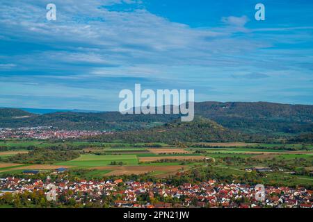 Deutschland, Panorama Luftdrohne Blick limburger Berg kirchheim schwäbische alb Naturlandschaft nahe stuttgart sonniger Tag Herbstsaison bunt Stockfoto