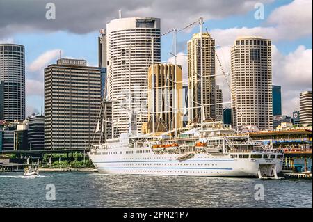 Club med Kreuzfahrtschiff im Hafen von Sydney vor der Circular Quay Skyline, Australien Stockfoto