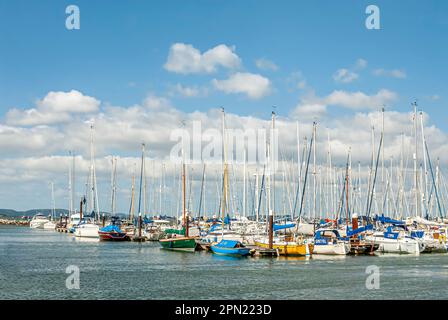Marina und Waterfront am Poole Harbour in Dorset, England, Großbritannien Stockfoto