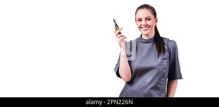 Lächelnder Kosmetologe mit Tattoo-Maschine für permanentes Make-up. Kosmetikerin im Studio. Isoliert Stockfoto