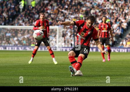 London, Großbritannien. 16. April 2023. Matías Viña of Bournemouth kreuzt den Ball während des Premier League-Spiels zwischen Tottenham Hotspur und Bournemouth am 15. April 2023 im Tottenham Hotspur Stadium, London, England. Foto: Ken Sparks. Nur redaktionelle Verwendung, Lizenz für kommerzielle Verwendung erforderlich. Keine Verwendung bei Wetten, Spielen oder Veröffentlichungen von Clubs/Ligen/Spielern. Kredit: UK Sports Pics Ltd/Alamy Live News Stockfoto