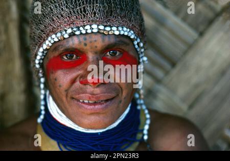 Huli-Frau in einem Dorf in der Nähe von Tari im südlichen Hochland von Papua-Neuguinea Stockfoto