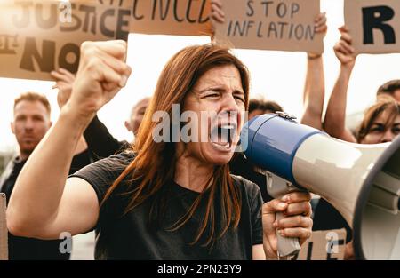 Menschen, die gegen Finanzkrise und globale Inflation protestieren - Aktivismusbegriff der wirtschaftlichen Gerechtigkeit Stockfoto
