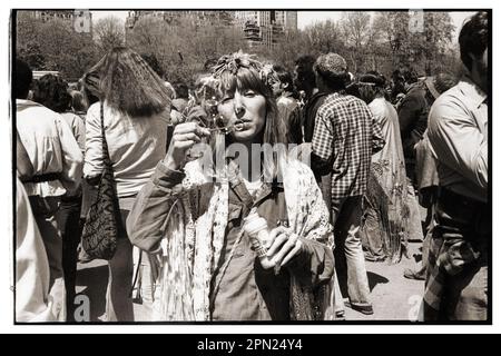 Der Geist der 1960er in der Mitte der 1970er Jahre. Eine attraktive junge Dame bläst bei einer Kundgebung im Washington Square Park um 1974 herum Blasen.