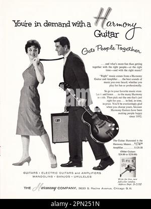 Ein Werbespot aus einem Musikmagazin von 1961 für Harmony Gitarren, der andeutet, dass das Spielen einer Gitarre Beziehungsharmonie bringt und den Gitarrenspieler gefragt macht. Stockfoto