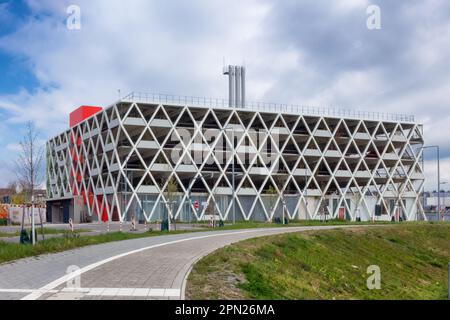 Stuttgart, Deutschland -April 07,2023: Bad Cannstatt das ist ein modernes, stilvolles Parkhaus in der Nähe des neuen Bezirks Stuttgarter Hoefe. Stockfoto