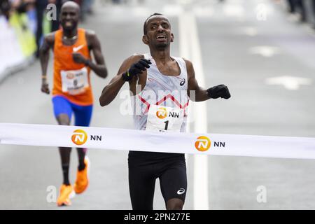 ROTTERDAM - Bashir Abdi aus Belgien gewinnt am 16. April 2023 in Rotterdam, Niederlande, den Rotterdam-Marathon. ANP SEM VAN DER WAL netherlands Out - belgien Out Credit: ANP/Alamy Live News Stockfoto