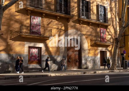 Palma de Mallorca, Spanien; april 03 2023: Hauptfassade des Kulturzentrums Casal Balaguer bei Sonnenaufgang. Palma de Mallorca, Spanien Stockfoto