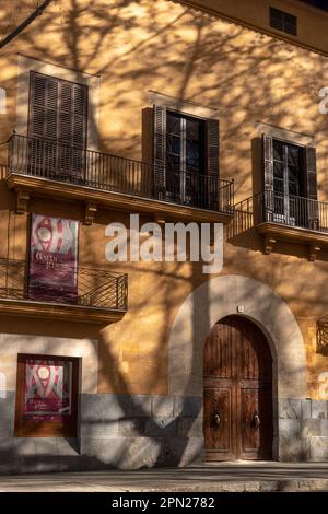 Palma de Mallorca, Spanien; april 03 2023: Hauptfassade des Kulturzentrums Casal Balaguer bei Sonnenaufgang. Palma de Mallorca, Spanien Stockfoto