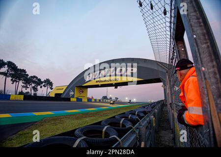 Le Mans, Frankreich. 16. April 2023. commissaire, marshall während der 1. Runde der FIM Endurance World Championship Heures Moto 2023 24 auf dem Circuit Bugatti vom 13. Bis 16. April in Le Mans, Frankreich - Foto Alexandre Guillaumot/DPPI Credit: DPPI Media/Alamy Live News Stockfoto