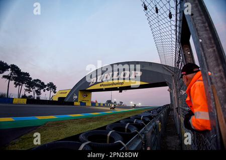 Le Mans, Frankreich. 16. April 2023. commissaire, marshall während der 1. Runde der FIM Endurance World Championship Heures Moto 2023 24 auf dem Circuit Bugatti vom 13. Bis 16. April in Le Mans, Frankreich - Foto Alexandre Guillaumot/DPPI Credit: DPPI Media/Alamy Live News Stockfoto