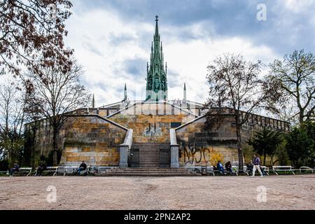 Das von Karl Friedrich Schinkel entworfene Nationaldenkmal auf dem Kreuzberg erinnert an die Befreiung Europas von Napoleon Bonaparte und den Franzosen Stockfoto